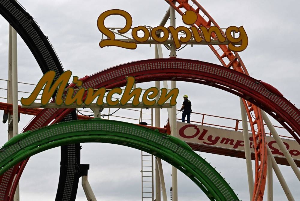 Dua tren roller coaster berlanggar pada hari pertama festival 18 hari Munich Oktoberfest, menyebabkan lapan orang cedera ringan. - Foto AFP