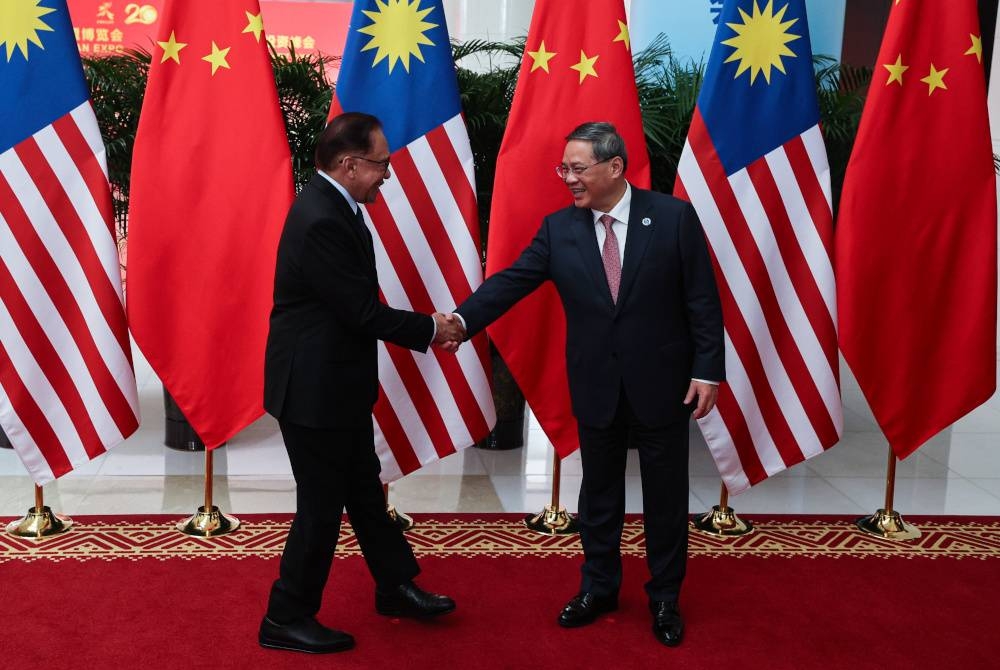 Anwar (kiri) bersama Li Qiang pada Mesyuarat Dua Hala di Rumah Tamu Liyuan selepas menghadiri China-ASEAN Expo dan Sidang Kemuncak Perniagaan dan Pelaburan China - ASEAN. - Foto Bernama