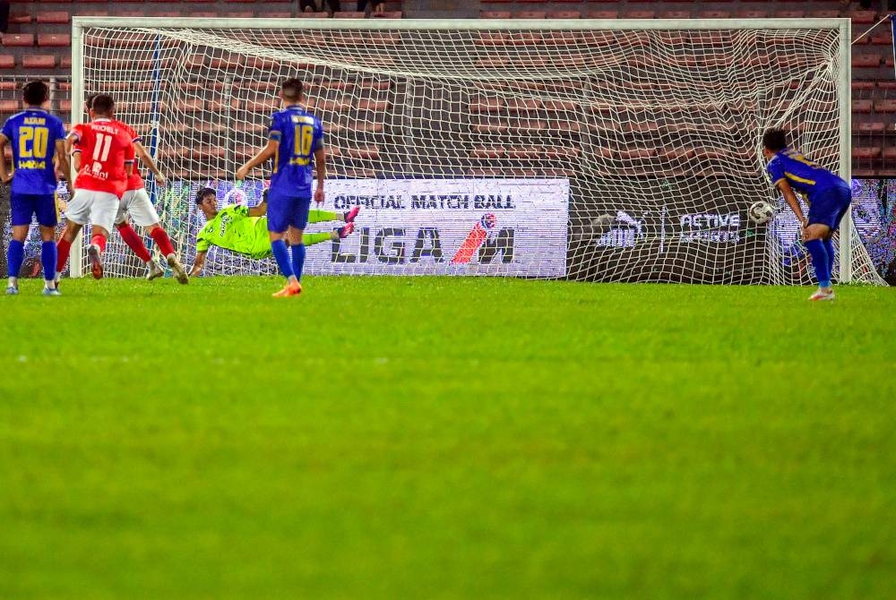 Morales berjaya menjaringkan gol pertama dengan sepakan penalti ketika menentang Sri Pahang FC pada perlawanan suku akhir pertama Piala Malaysia di Stadium Cheras pada Ahad. - Foto Bernama
Jaringan sepakan penalti penyerang dari Colombia Romel Morales, pada separuh masa kedua membantu juara empat kali, Kuala Lumpur City (KL City) FC menang tipis 1-0 ke atas Sri Pahang FC pada suku akhir pertama Piala Malaysia 2023.
Sri Pahang, yang kali terakhir menjulang Piala Malaysia pada 2014, masih berpeluang menebus kekecewaan mereka malam ini, apabila bakal melayan kunjungan KL City dalam perlawanan timbal balik dijadual berlangsung di Stadium Darul Makmur, Kuantan pada 24 September ini.
--fotoBERNAMA (2023) HAK CIPTA TERPELIHARA