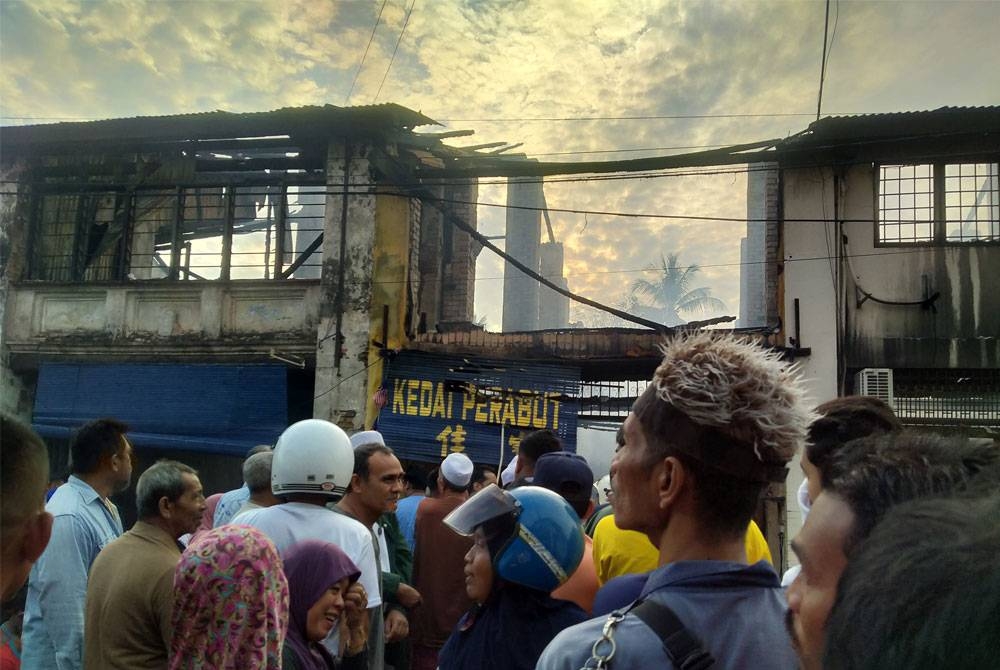 Kebakaran menyebabkan kira-kira lapan buah rumah kedai musnah terbakar.