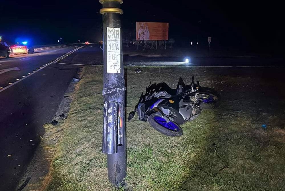 Keadaan motosikal ditunggang mangsa yang terbabas melanggar tiang lampu di Jalan Kuantan-Pekan berhampiran Penjara Penor, Kuantan pada Ahad. - Foto polis trafik Kuantan