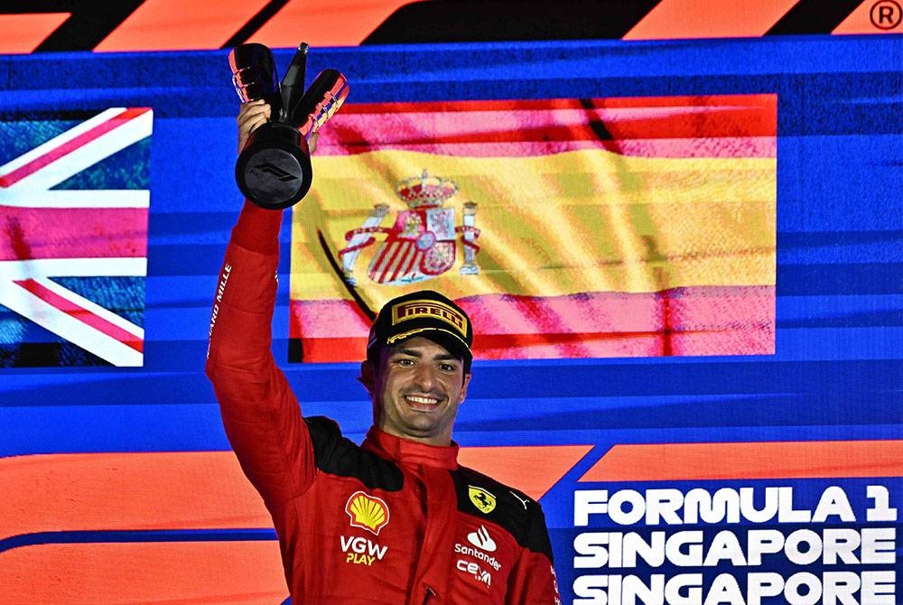 Sainz menawan GP Singapura dalam saingan F1 di litar jalanan tengah pusat bandar pada malam Ahad. - Foto AFP