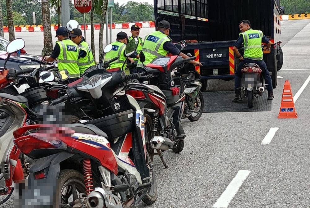 Sebahagian motosikal disita atas pelbagai kesalahan dalam operasi Ops Merah 2023 JPJ Negeri Selangor pada Ahad.