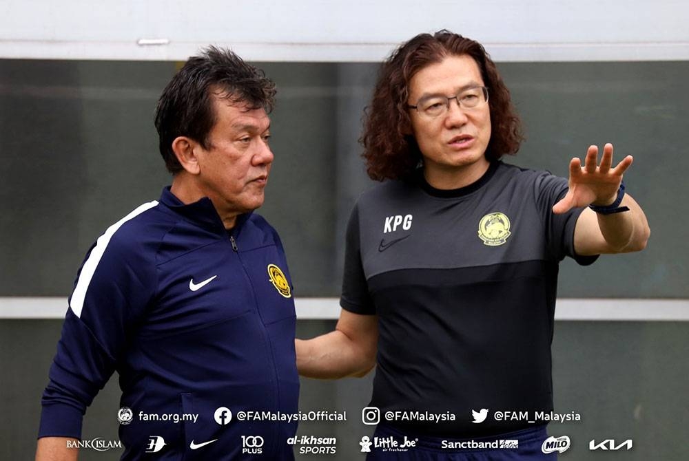 Elavarasan (kiri) kembali semula berguru dengan Pan-gon bersama Harimau Malaya. - Foto FAM