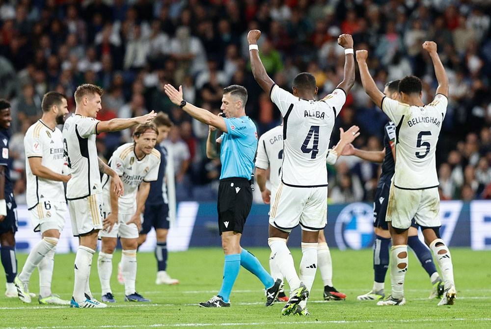 Pemain Real Madrid meraikan kemenangan ke atas Real Sociedad 2-1 dalam saingan La Liga awal pagi Isnin. - Foto EPA.