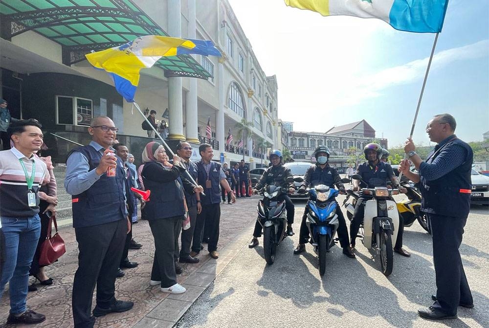 Norfaidah (dua dari kiri) melepaskan konvoi LKH 2.0 di Menara Hasil Lokaliti Bukit Mertajam pada Isnin.