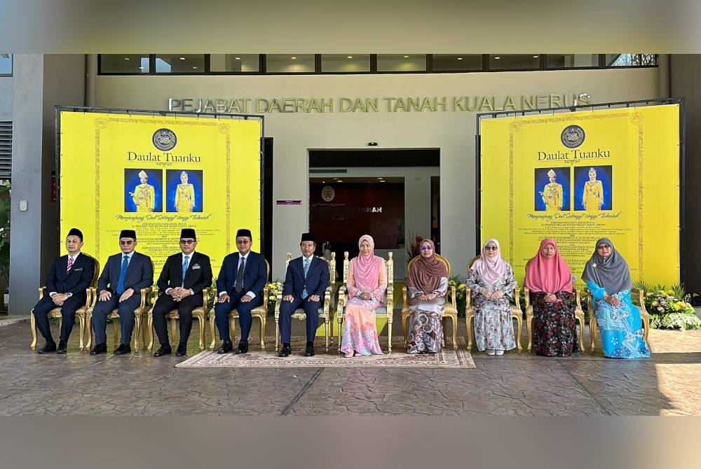 Sultan Terengganu, Sultan Mizan Zainal Abidin (tengah) dan Sultanah Nur Zahirah berkenan bergambar di hadapan Kompleks Pentadbiran Bandar Al-Wathiqu Billah pada Isnin.