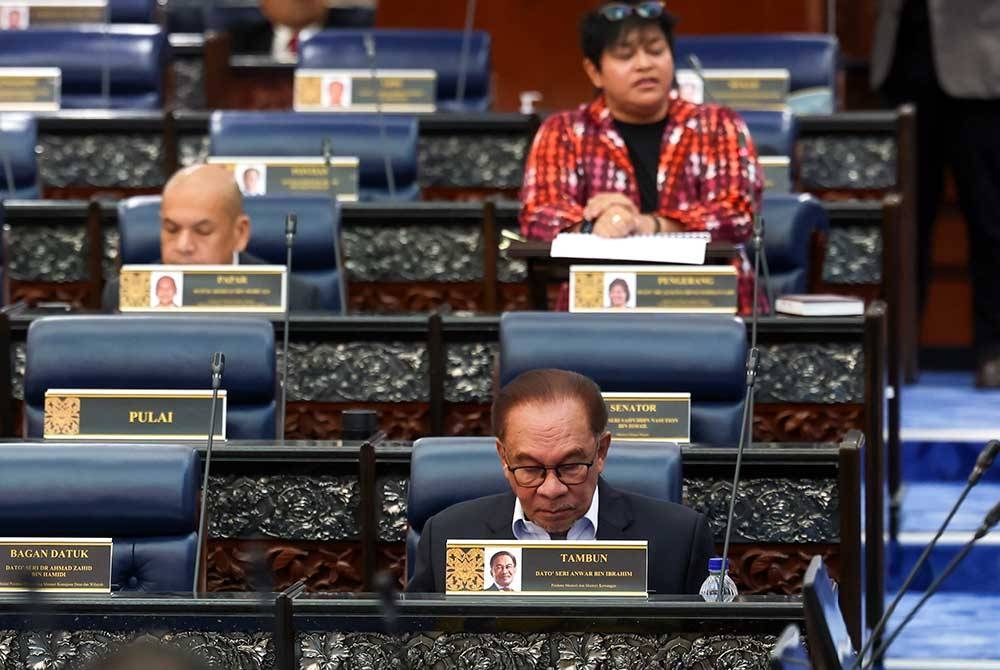 Perdana Menteri Datuk Seri Anwar Ibrahim hadir bagi perbahasan usul Kajian Separuh Penggal Rancangan Malaysia ke-12 (KSP RMK12) di Dewan Rakyat, hari ini.- Foto Bernama.