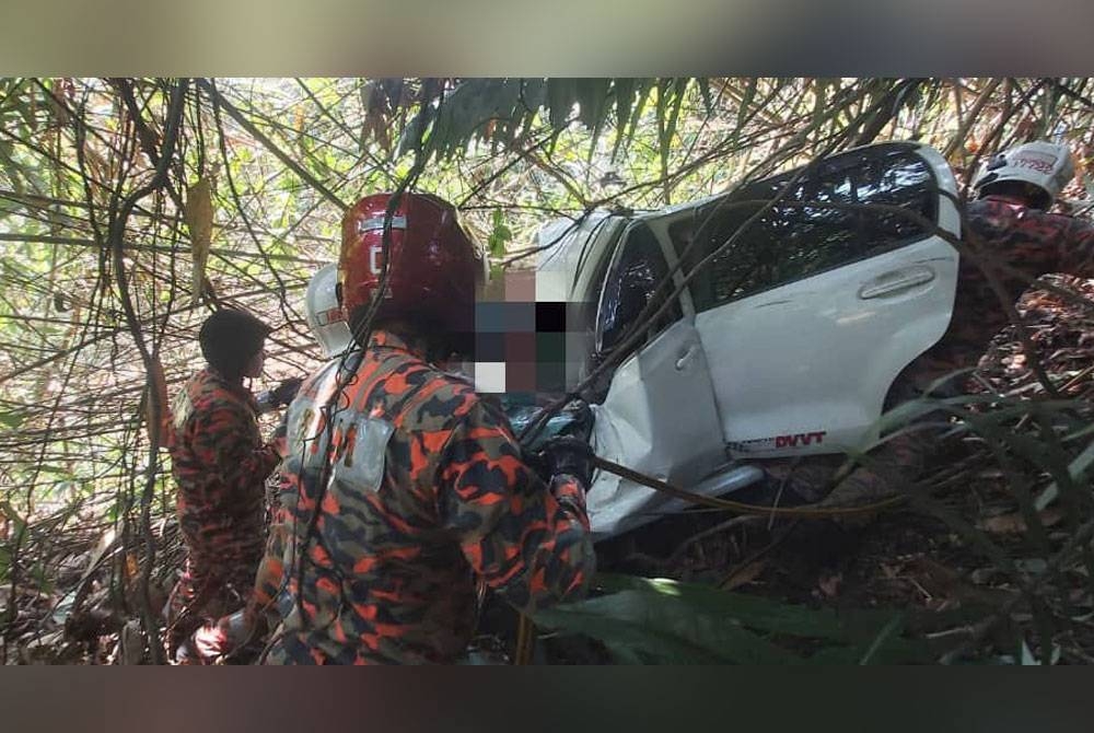 Pasukan bomba menjalankan operasi bagi mengeluarkan kedua-dua mangsa yang tersepit dalam kenderaan. - Foto: Ihsan bomba