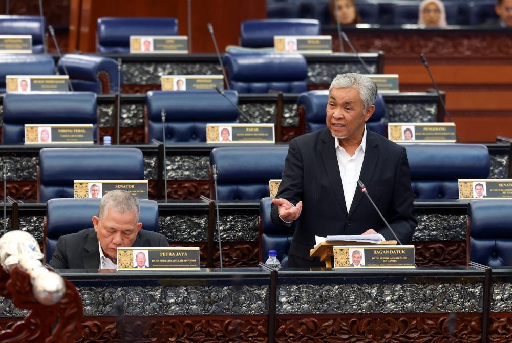 Ahmad Zahid ketika sesi perbahasan usul Kajian Separuh Penggal Rancangan Malaysia ke-12 (KSP RMK12) di Dewan Rakyat, pada Isnin. - Foto Bernama