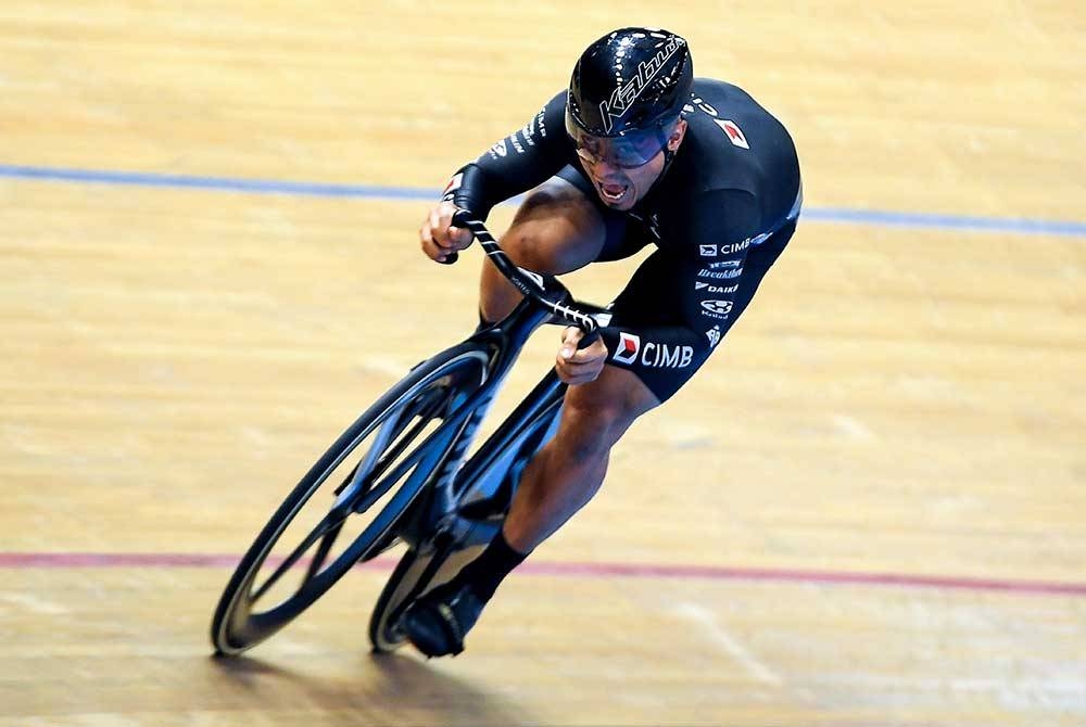 Azizulhasni kembali menjalani latihan ringan di Velodrom Nasional di Nilai, Negeri Sembilan semalam susulan kemalangan dialaminya pada Jumaat lepas. - Foto Bernama