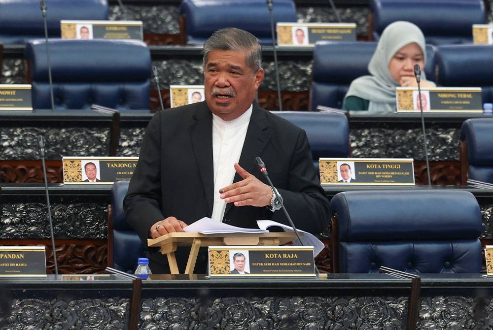 Mohamad Sabu ketika sesi perbahasan usul Kajian Separuh Penggal Rancangan Malaysia ke-12 (KSP RMK12) di Dewan Rakyat, pada Isnin. - Foto Bernama