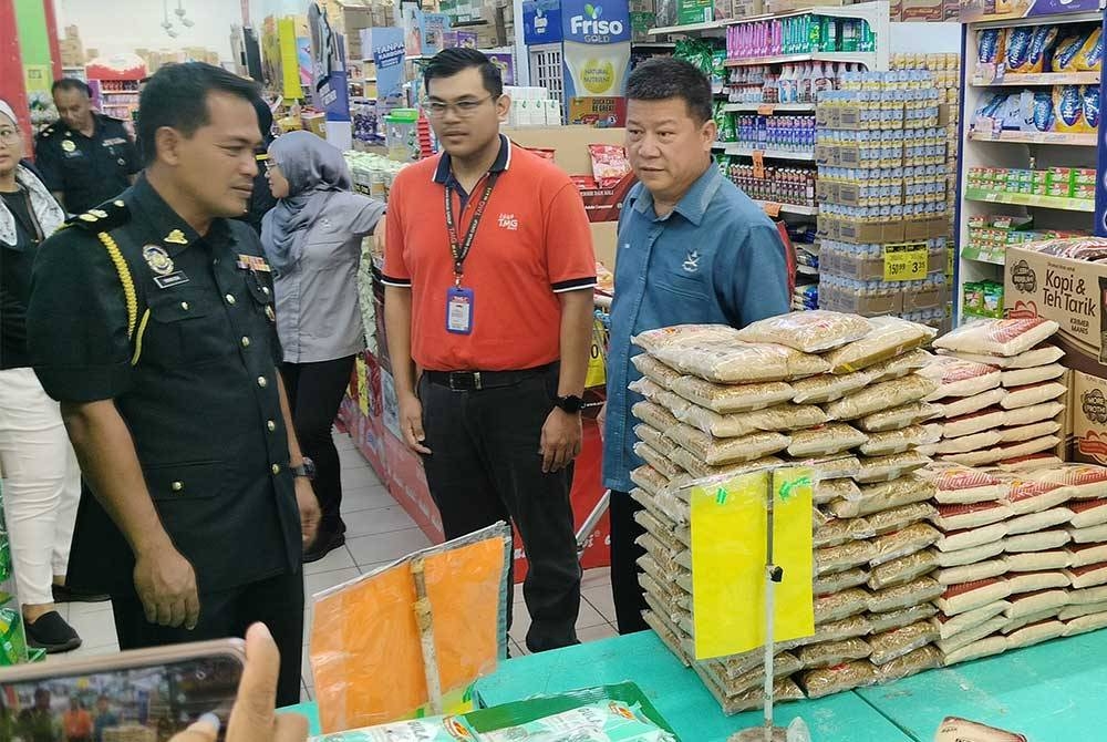 Chon Siang ketika melakukan tinjauan bekalan telur, minyak masak peket, beras tempatan dan gula di salah sebuah pasar raya di sini pada Isnin.