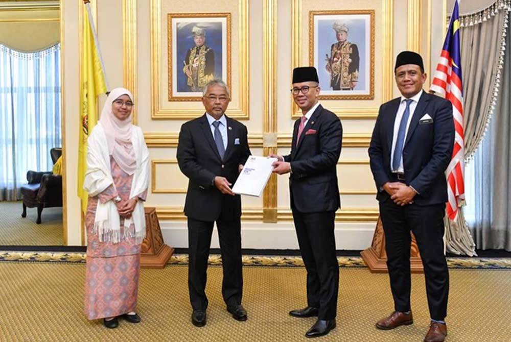 Al-Sultan Abdullah berkenan menerima menghadap Menteri Pelaburan, Perdagangan dan Industri,Tengku Datuk Seri Zafrul Tengku Abdul Aziz, Pengarah Bahagian Pembangunan Industri, Aedreena Reeza Alwi dan Ketua Penolong Pengarah Bahagian Pembangunan Industri,Ahmad Akmal Muhamad di Istana Negara, pada Isnin. - Foto Facebook Istana Negara