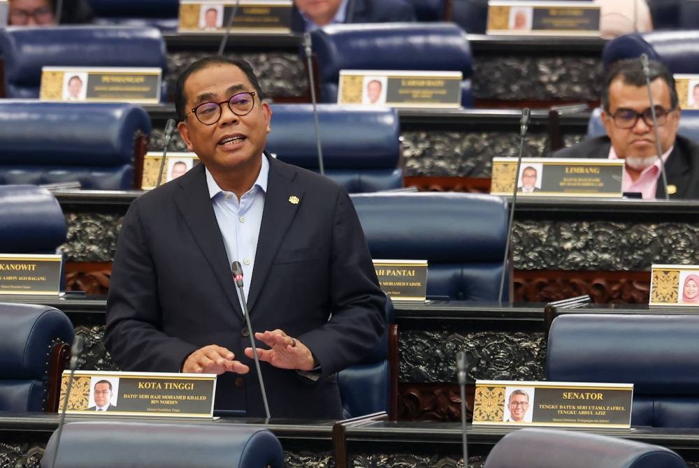 Mohamed Khaled ketika sesi perbahasan usul Kajian Separuh Penggal Rancangan Malaysia ke-12 (KSP RMK12) di Dewan Rakyat, pada Isnin. - Foto Bernama