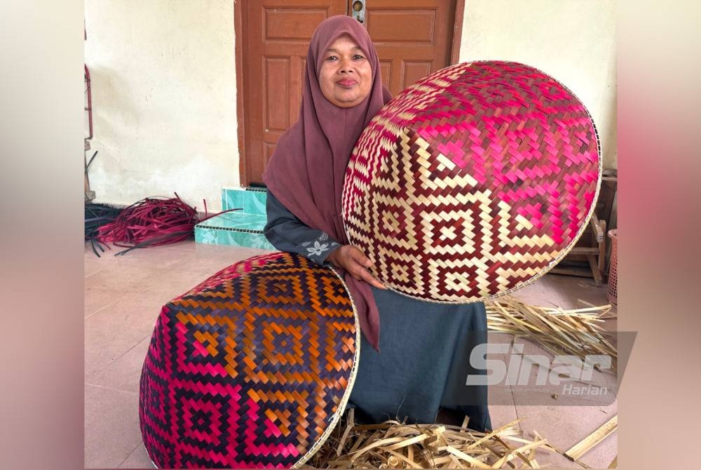 
Dua tudung saji yang berbeza corak dihasilkan untuk dijual kepada pelanggan.