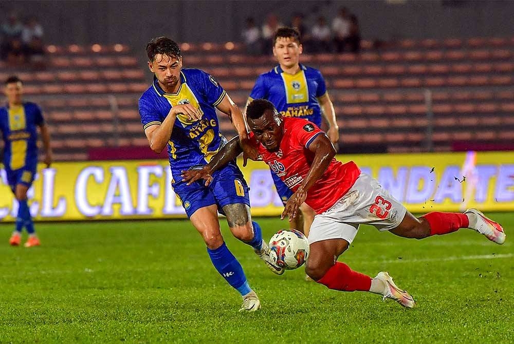 Pemain KL City, Tchetche Kipre (kanan) diasak tonggak Sri Pahang, Kevin Ingreso ketika perlawanan suku akhir pertama Piala Malaysia di Stadium Bolasepak Kuala Lumpur, Cheras.