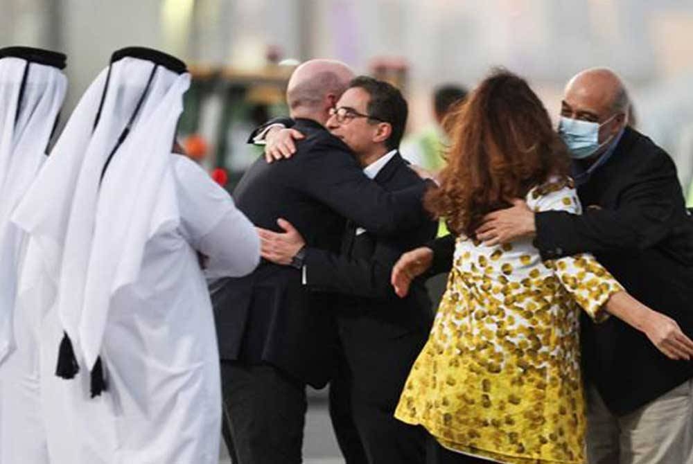 Siamak Namazi dan Morad Tahbaz ketika tiba di Lapangan Terbang Antarabangsa Doha, Qatar. - Foto Reuters