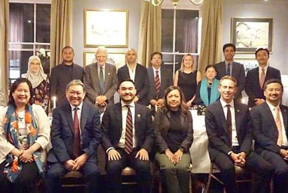 Tengku Amir Shah (duduk, tiga dari kiri) pada majlis makan malam eksklusif anjuran Prince’s Trust International dan Selangor Youth Community (SAY) di London, United Kingdom pada 16 September 2023. - Foto Facebook Selangor Royal Office