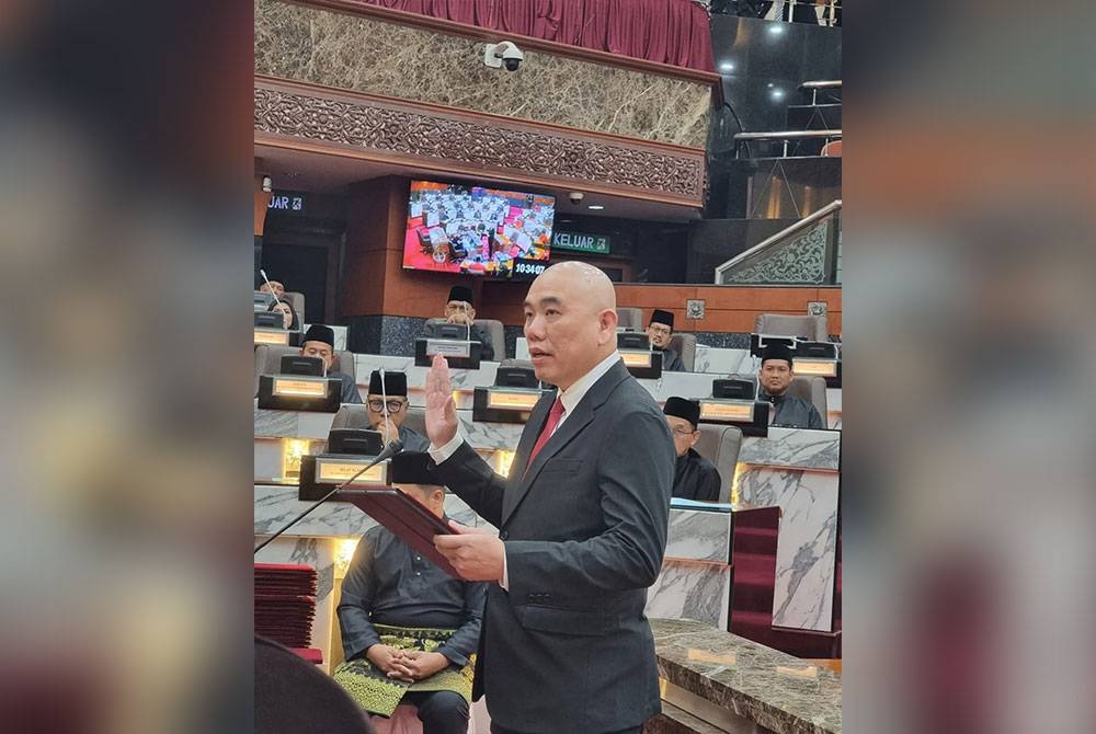 Weng San mengangkat sumpah sebagai Speaker DUN Selangor baharu. - Foto Facebook ADUN Kinrara, Ng Sze Han