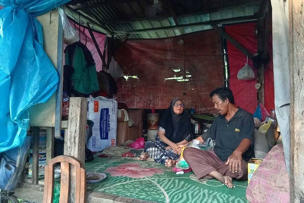 Mat Saad dan Zaimah tinggal di pondok ini di Kampung Kebun Pinang, di Alor Setar sejak setahun lepas.