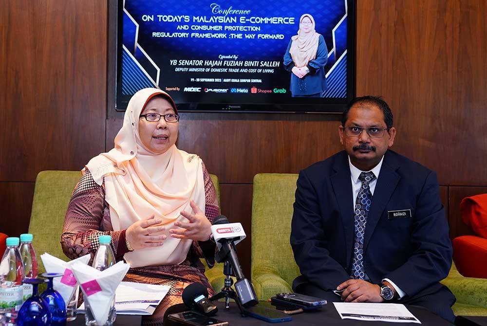 Fuziah bercakap dalam sidang akhbar selepas Majlis Perasmian Seminar Today’s Malaysia E-commerce and consumer protection regulatory framework-The Way Forward di sebuah hotel di sini pada Selasa. - Foto Sinar Harian / MOHD HALIM ABDUL WAHID