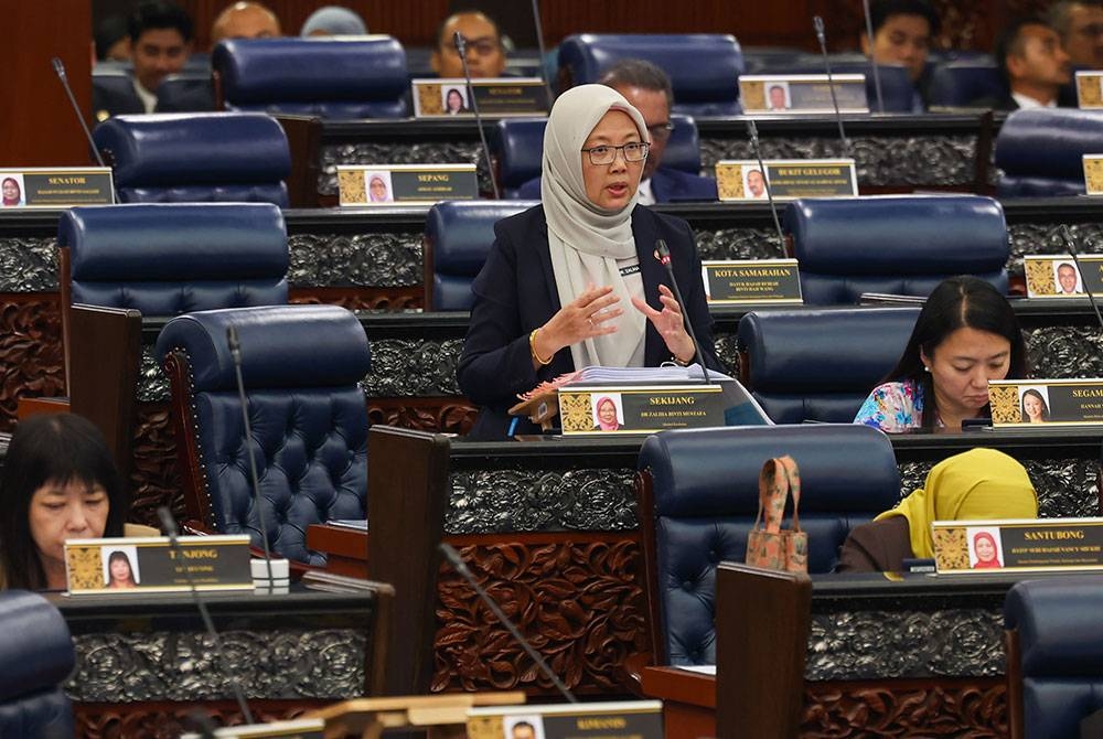 Dr Zaliha ketika sesi perbahasan usul Kajian Separuh Penggal Rancangan Malaysia ke-12 (KSP RMK12) di Dewan Rakyat. - Foto Bernama