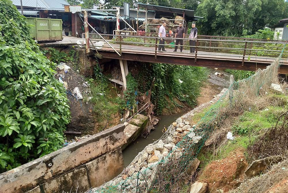 Struktur titi yang usang, senget dan keadaan tebing sungai runtuh mengundang risiko bahaya kepada pengguna.