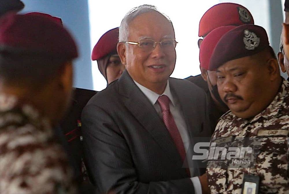 Najib dibawa ke Mahkamah Tinggi Kuala Lumpur bagi prosiding kes 1MDB yang dihadapinya pada Selasa. - Foto Sinar Harian/Rosli Talib