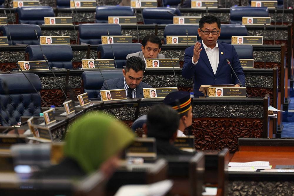 Datuk Mohamad Alamin ketika sesi perbahasan usul Kajian Separuh Penggal Rancangan Malaysia ke-12 di Dewan Rakyat pada Selasa.