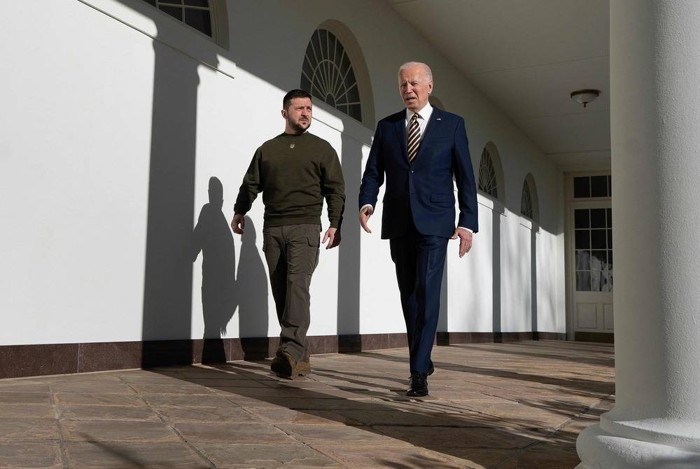 Joe Biden bersama Volodymyr Zelensky (kiri). Gambar fail. Foto: AFP