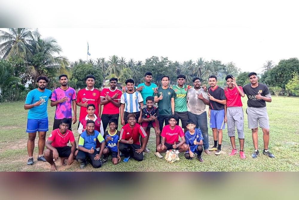 Baddrol (enam dari kanan) meluangkan masa bermain bola sepak bersama belia India di Taman Gurun Jaya, Gurun baru-baru ini.