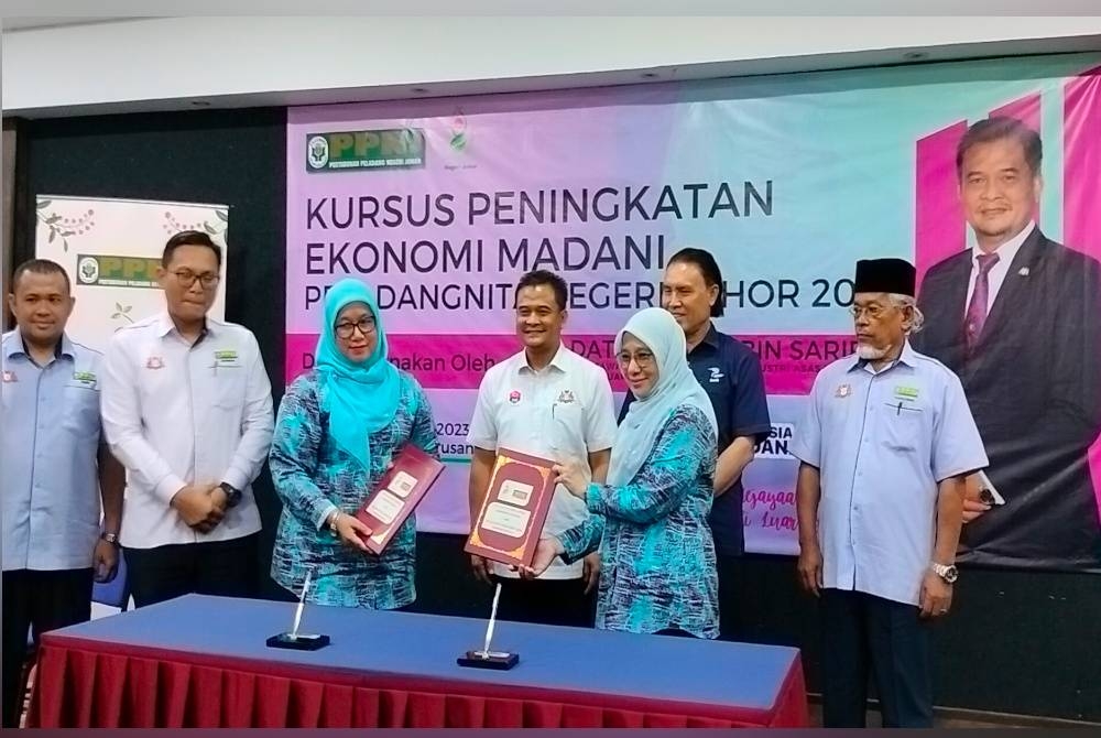 Zahari (tengah) pada Majlis Perasmian Penutupan Kursus Peningkatan Ekonomi Madani Peladangnita negeri Johor di Institut Pengurusan Peladang pada Selasa.