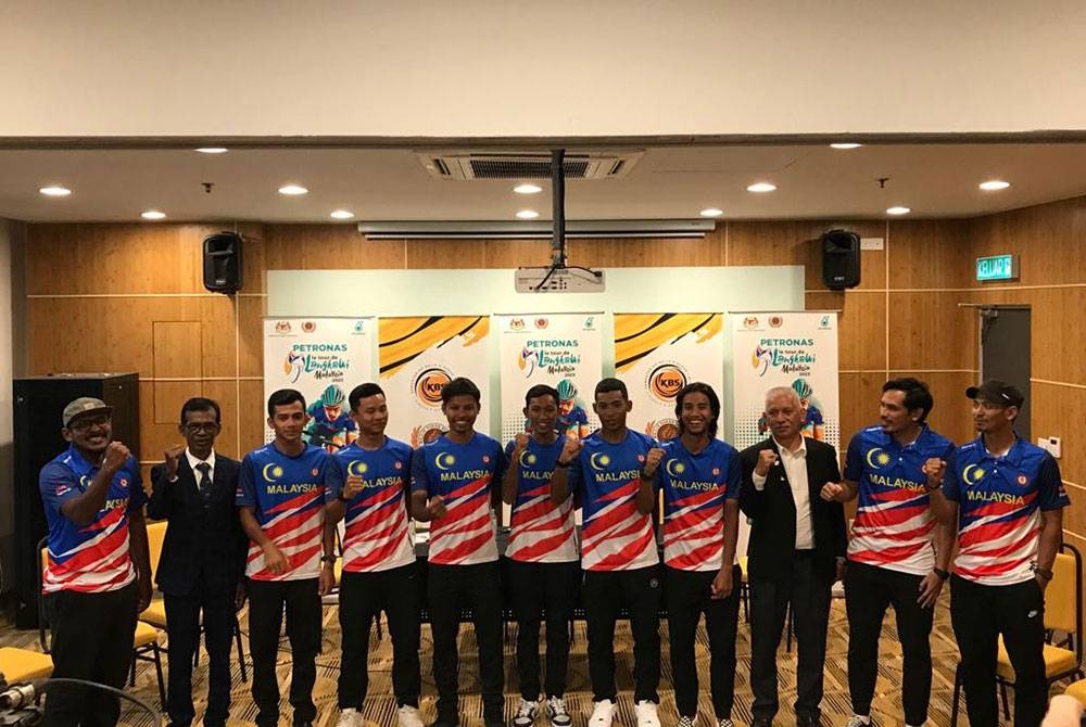 Norazman (dua dari kiri) bersama barisan pelumba negara yang bakal menggalas cabaran pada LTdL 2023. Turut kelihatan Mazlan (tiga dari kanan), Ahmad Ikram (dua dari kanan) dan Mohd Yusof (kiri).