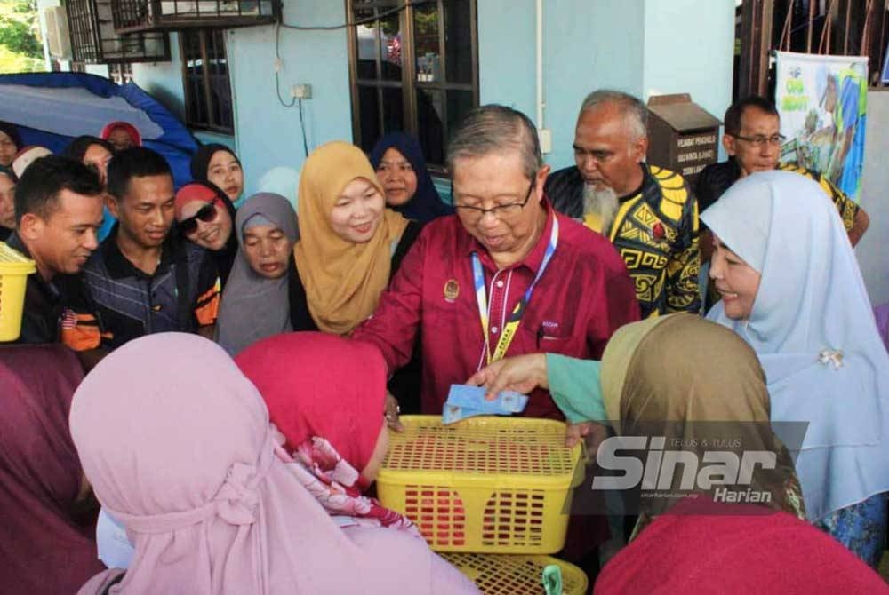 Mohammad Nizar membantu jualan bergerak sempena Mini Karnival Madani dan Sambutan Bulan Kebangsaan peringkat Mukim Hulu Kinta di Kompleks Penghulu Mukim Hulu Kinta, Lahat pada Selasa.