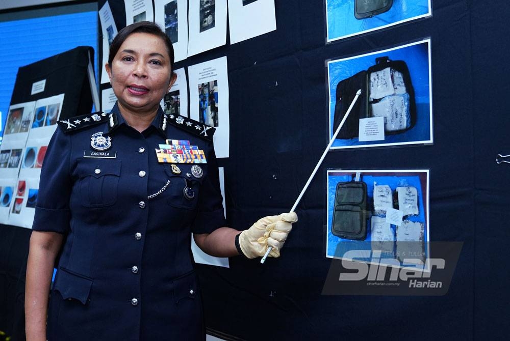 Sasikala Devi menunjukkan rampasan kokain yang dirampas polis susulan penahanan wanita warga Thailand di KLIA, Ahad lalu. Foto: MOHD HALIM ABDUL WAHID