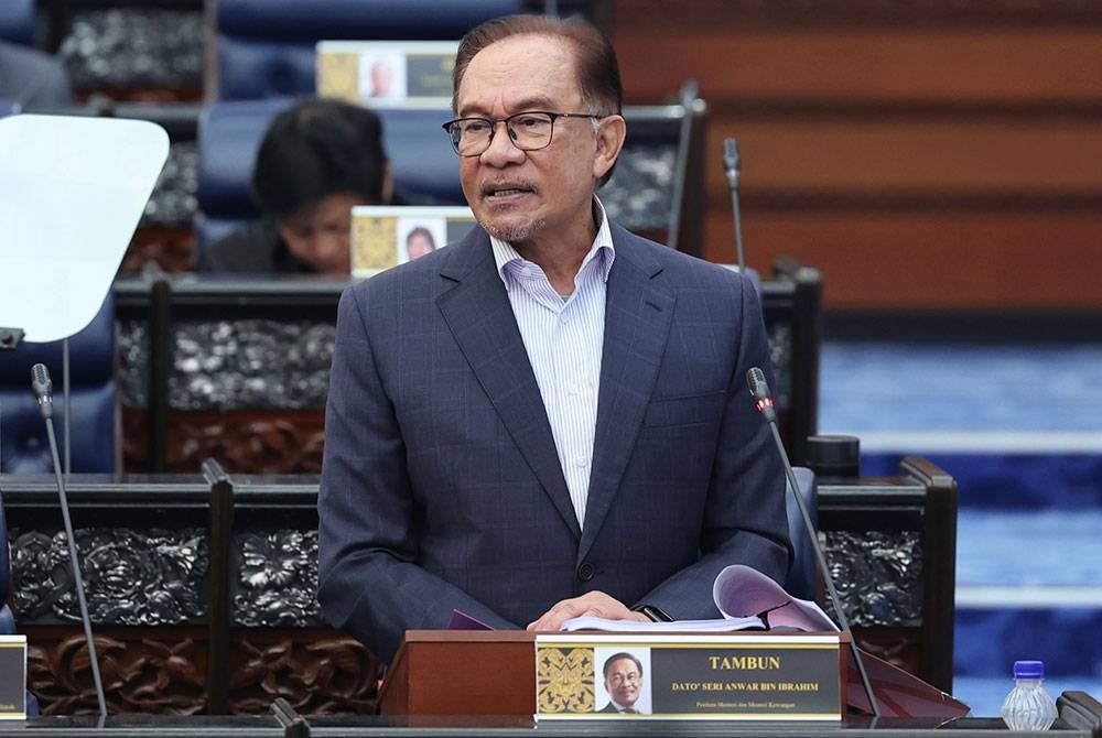 Anwar ketika membentangkan Kajian Separuh Penggal (KSP) Rancangan Malaysia Ke-12 (RMK12) bertemakan ‘Malaysia Madani: Mampan, Sejahtera, Berpendapatan Tinggi’ pada Mesyuarat Khas Dewan Rakyat pada Selasa - Foto Bernama