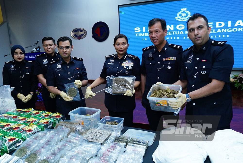 Sasikala Devi (tengah) menunjukkan antara rampasan dadah yang dibuat di sekitar Lembah Klang, baru-baru ini. - Foto Mohd Halim Abdul Wahid