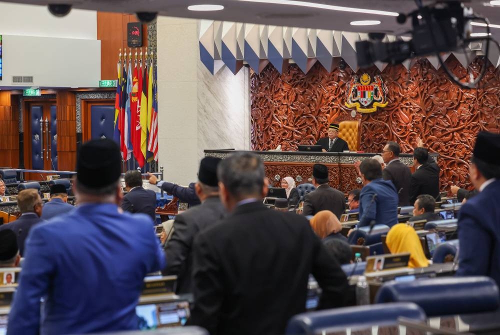 Suasana tegang ketika Perdana Menteri yang juga Menteri Kewangan Datuk Seri Anwar Ibrahim menggulung perbahasan usul Kajian Separuh Penggal Rancangan Malaysia ke-12 (KSP RMK12) di Dewan Rakyat, pada Selasa. - Foto Bernama