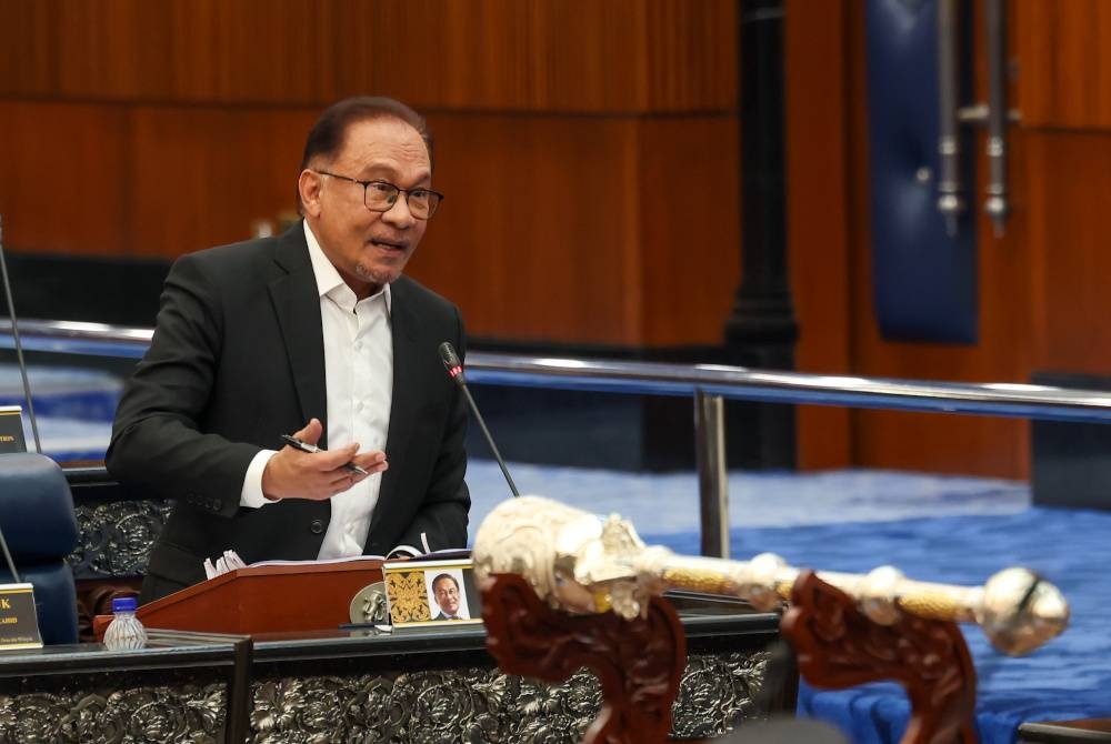 Perdana Menteri yang juga Menteri Kewangan, Datuk Seri Anwar Ibrahim ketika sesi perbahasan usul Kajian Separuh Penggal Rancangan Malaysia ke-12 (KSP RMK12) di Dewan Rakyat, pada Selasa. - Foto Bernama