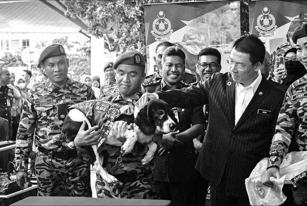 Blake antara empat anjing unit K9 JBPM diberikan pingat &#039;Golden Performance&#039; kerana peranan dalam operasi mencari dan menyelamat mangsa tragedi tanah runtuh Batang Kali di Selangor pada 16 Disember lalu.