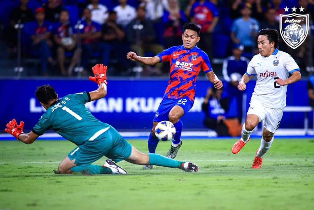 Pemain lincah JDT, Arif Aiman cuba melepasi kawalan pertahanan dan penjaga gol Kawasaki Frontale pada aksi Liga Juara-Juara Asia (ACL), pada Selasa. - Foto FB Johor Southern Tigers