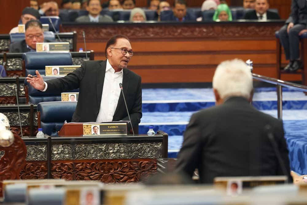 Anwar ketika sesi perbahasan usul Kajian Separuh Penggal Rancangan Malaysia ke-12 (KSP RMK12) di Dewan Rakyat pada Selasa. Foto: Bernama