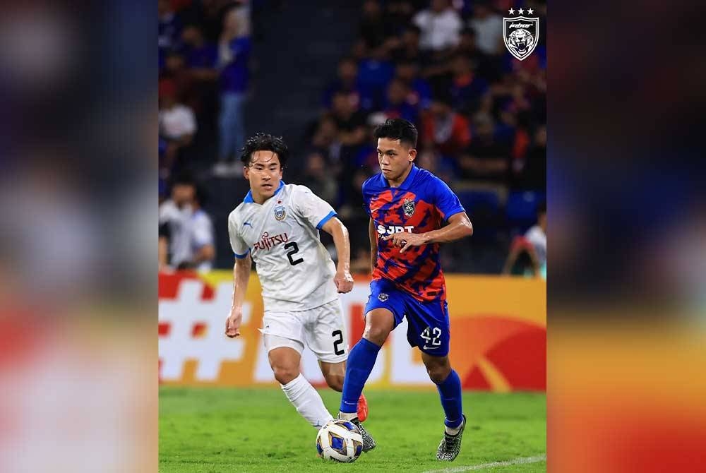 Aksi bertenaga daripada Arif Aiman (kanan) menentang Kawasaki Frontale. Foto: FB Johor Southern Tigers