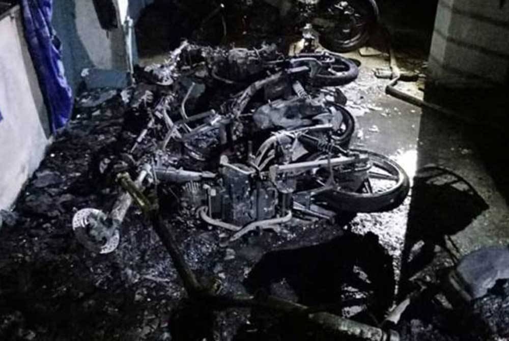 Antara motosikal yang musnah dalam kebakaran di Pangsapuri Penara. - Foto JBPM