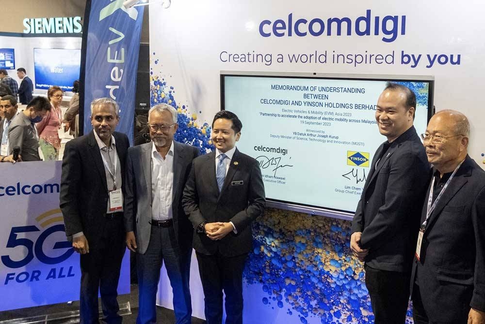 Dari kiri: Albern Murty, Idham, Arthur, Chern Yuan dan Han Weng selepas memeterai MoU antara CelcomDigi dan Yinson di Petaling Jaya, pada Selasa.