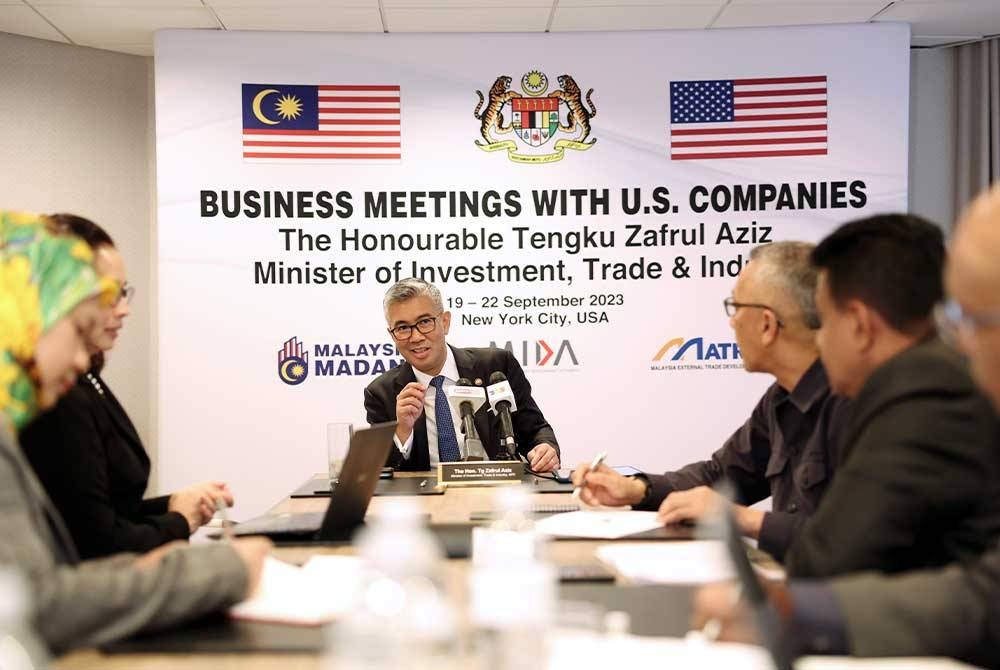 Tengku Zafrul (tengah) semasa sidang media bersama media Malaysia di luar sesi Perhimpunan Agung Pertubuhan Bangsa-Bangsa Bersatu (UNGA) ke-78. Foto: Bernama