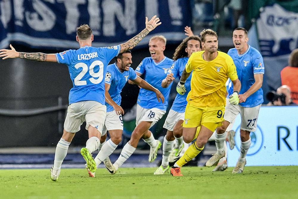 Provedel (dua dari kanan) menyumbat gol penyamaan ketika membantu Lazio mengikat Atletico 1-1 dalam aksi Liga Juara-Juara di Rom pada Rabu. - Foto EPA