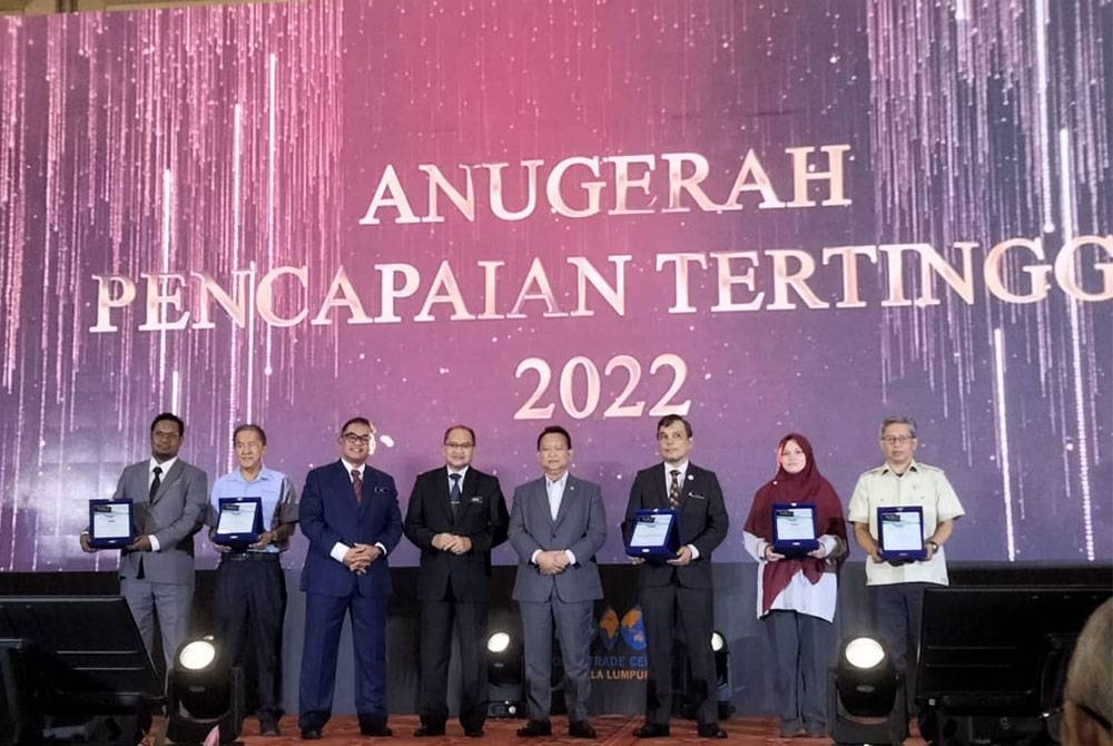 Nanta (empat dari kanan) bersama barisan pemenang anugerah pencapaian tertinggi 2022 di WTC Kuala Lumpur pada Selasa.