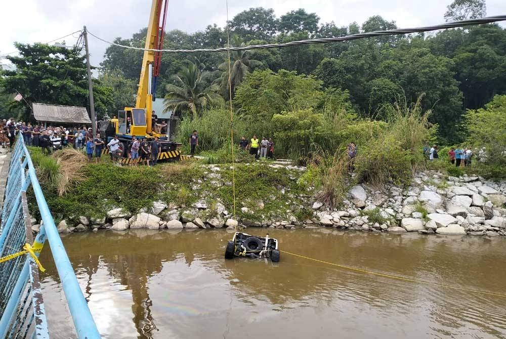 Dua sahabat ditemukan maut selepas trak pikap jenis Toyota Hilux yang dinaiki mereka dipercayai terjunam dan jatuh ke dalam Sungai Chenderung Kubu, di Tumpat pada Rabu.